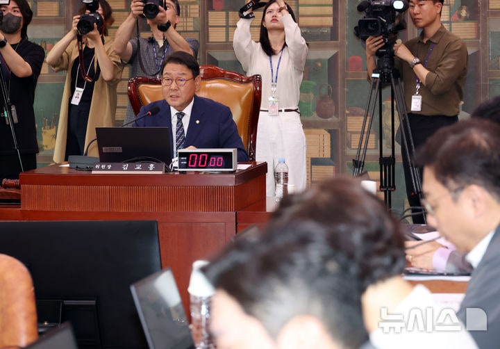 인사말하는 <b>김교흥 문체위원장</b>