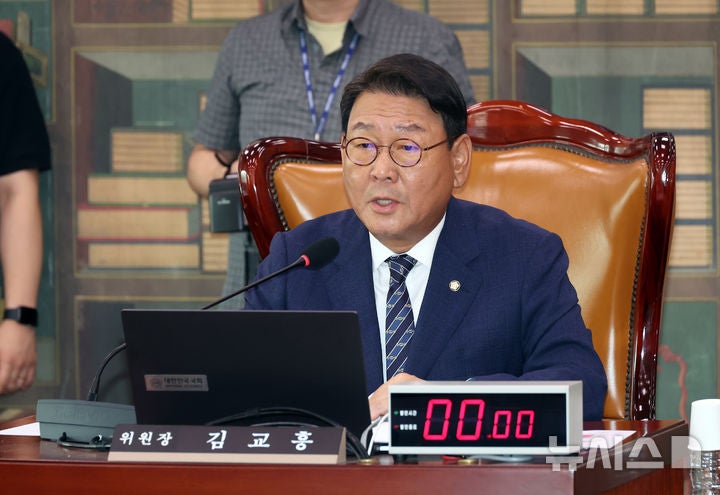 인사말하는 <b>김교흥 문체위원장</b>
