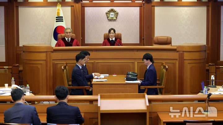 <b>조지호</b> 측 "尹 직권남용 피해자…<b>계엄</b> 당일 월담 방치해 <b>해제</b> 도와"