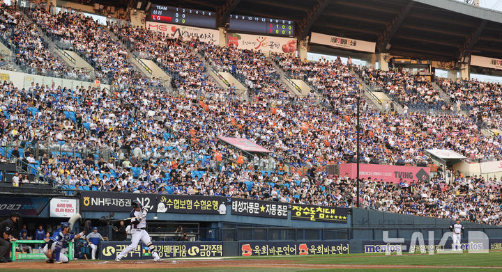프로<b>야구</b> 뜨거운 흥행 <b>열기</b>…역대 최초 전반기 '700만' 관중 돌파