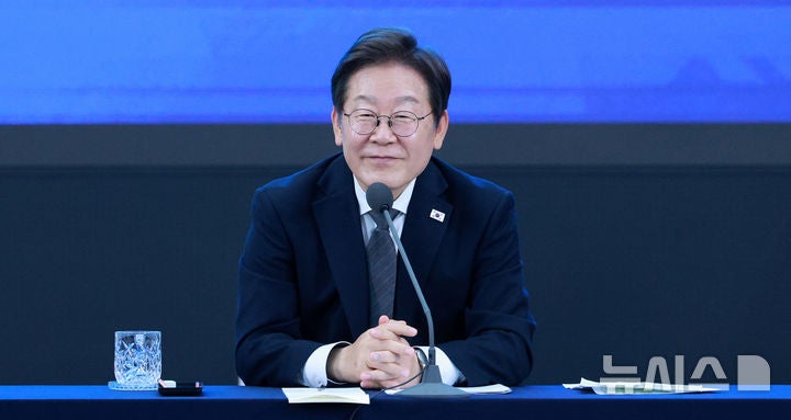 이 <b>대통령</b>, 취임 30일 <b>기자회견</b>…5당 지도부와 오찬 회동도
