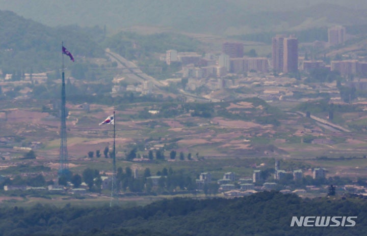 북 주민, 어제 밤 <b>군사분계선</b> 넘어 <b>귀순</b>…군 "유도작전 후 신병 확보"