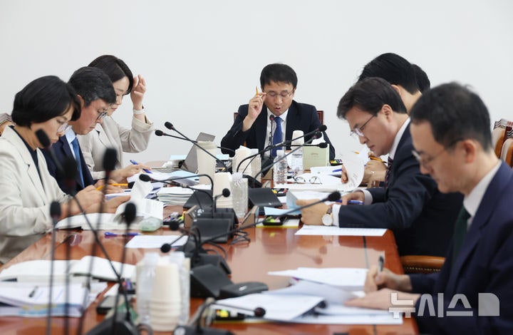 <b>국회</b> 예결위, 국힘 퇴장 속 31.8조 <b>추경안</b> 처리…정부안보다 1.2조 늘어