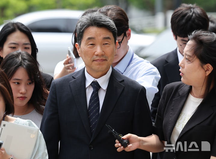 <b>내란 특검</b> 출석한 <b>이주호</b> 장관… 계엄 관련 질문에 "수고하신다" [뉴시...