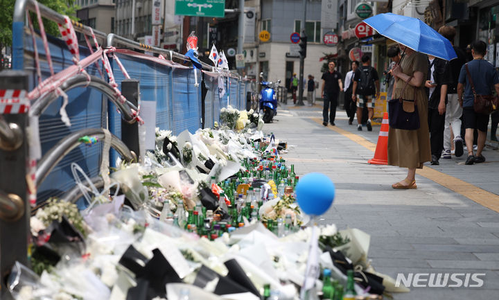 [서울=뉴시스] 추상철 기자 = 7일 오후 서울 중구 시청역 교차로 인근에서 발생한 차량 인도 돌진사고 현장에 추모 발길이 이어지고 있다. 2024.07.07. scchoo@newsis.com