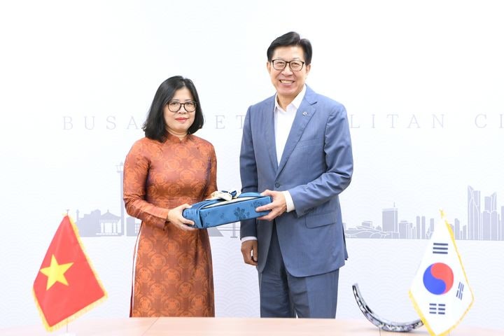 부산에 <b>베트남 총영사관</b> 들어서…박형준, 신임 총영사 접견