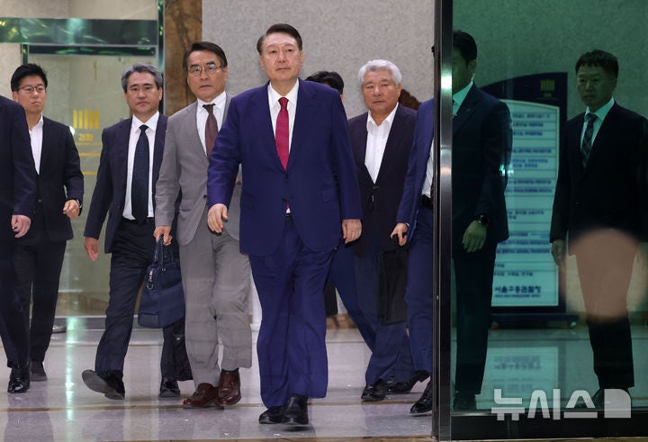 尹 측 "무리한 <b>구속영장</b>…범죄 성립할 수 없어"
