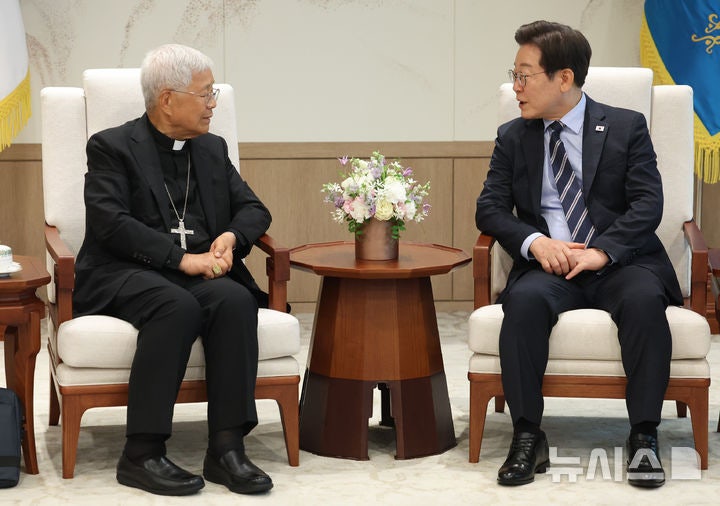李대통령 "<b>교황</b>, 北에도 들렀으면"…유흥식 추기경 "李, 로마에 초청"(종...
