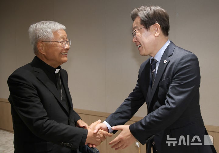 李, <b>유흥식 추기경</b> 만나 "교황, 北에도 들러보셨으면…남북관계 개선 기...