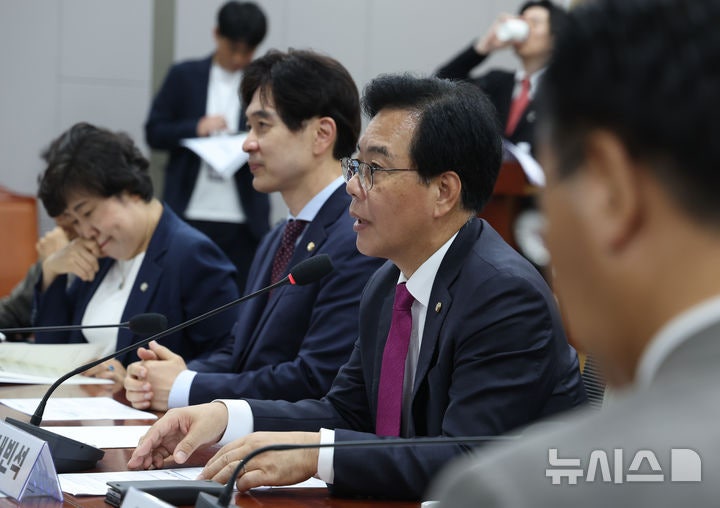 <b>축사</b>하는 <b>송언석</b> 비대위원장