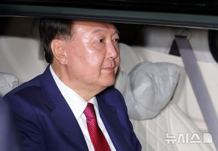 <b>윤석열</b>, 내일 <b>구속</b>영장<b>심사</b>…5개 혐의 법리 공방 치열할 듯