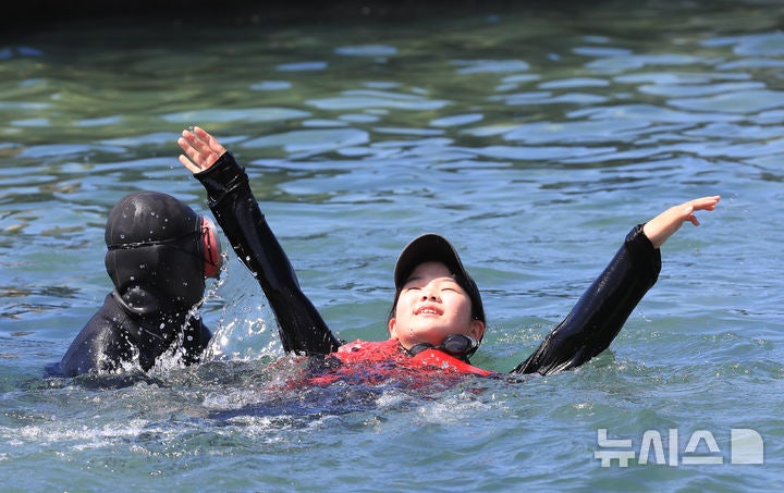 전국 최초 <b>해군</b>·<b>해녀</b>와 함께 하는 <b>생존수영 교육</b>