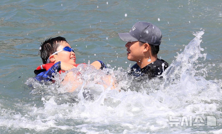 '<b>해군</b>에게 <b>생존수영</b> 배워요'