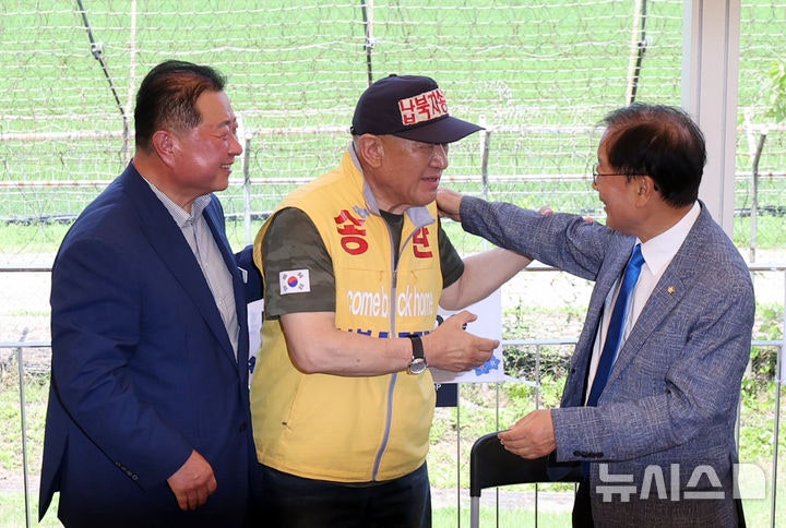 납북자가족모임, <b>대북전단 살포 중단</b>…"천륜 한 풀어달라"