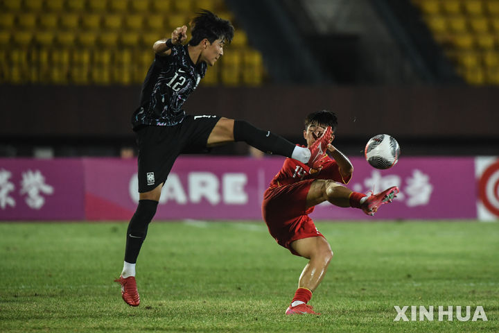 중국 상대 공 다투는 <b>U-16</b> 권영웅