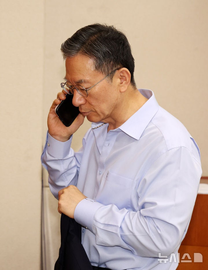 통화하는 <b>정성호 법무</b>부 <b>장관 후보자</b>
