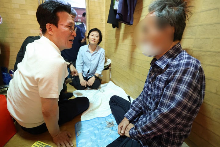 <b>쪽방촌</b> 주민과 대화하는 <b>김민석 총리</b>