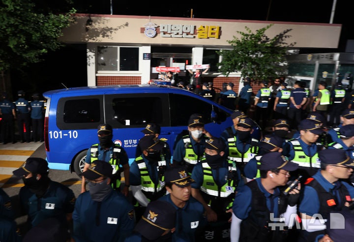 尹 구속에 <b>지지자</b>들 울음·욕설…격앙 속 새벽 해산