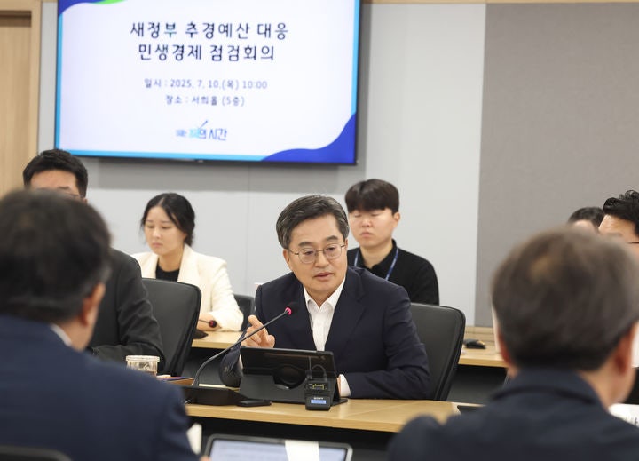 <b>김동연</b> "李정부 <b>추경</b>, <b>민생</b> 산소호흡기…신속 사업 추진"