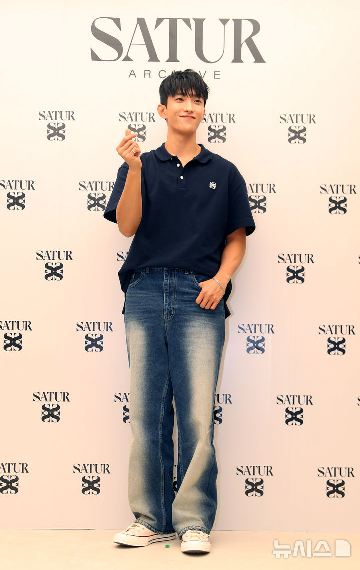 포즈 취하는 <b>세븐틴 도겸</b>