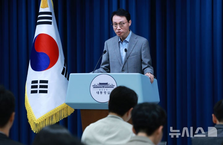 이규연 <b>홍보</b>소통<b>수석</b>, 현안 관련 <b>브리핑</b>