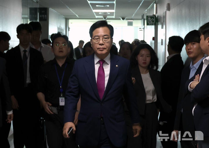 野의원들, 임종득 의원실 집결…"<b>정치 보복</b>성 압수수색 <b>중단</b>하라"