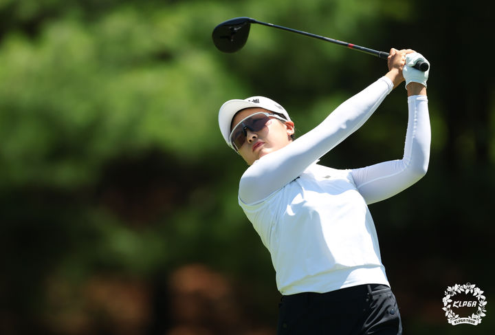 8타 줄인 <b>김민주</b>, KLPGA 하이원리조트 여자오픈 2R <b>선두 도약</b>