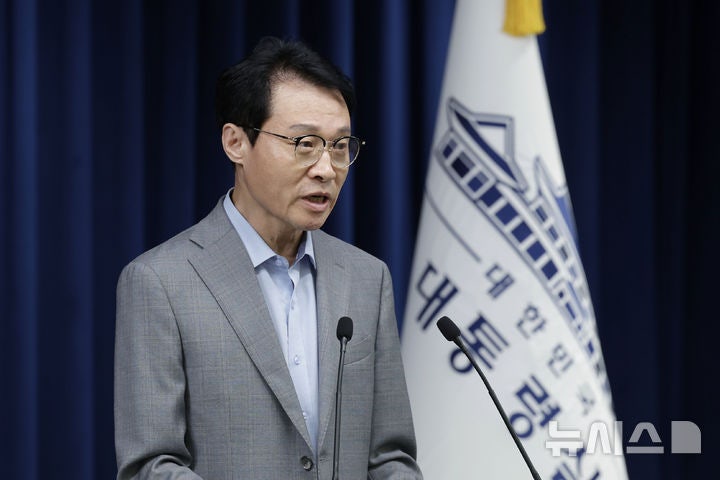 <b>조갑제</b>·<b>정규재</b> 만난 李 "수도권 집중으론 답 없어…기업하기 좋은 지방...