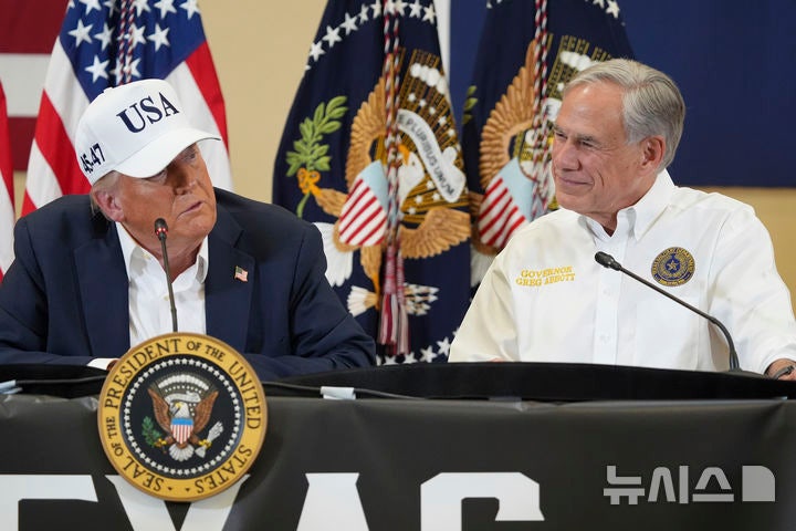 [커빌(텍사스주)=AP/뉴시스]도널드 트럼프 미국 대통령이 11일(현지 시간) 미 텍사스주 커빌의 힐 컨트리 청소년이벤트센터에서 간담회를 열고 발언하는 모습을 그레그 애벗 텍사스 주지사가 지켜보고 있다. 2025.0