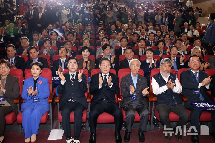 李, EU 윤여준·<b>영국</b> 추미애 등 이번 주 <b>특사</b> 파견…"새 정부 국정철학...