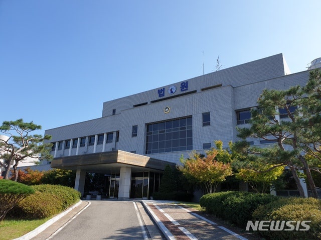 <b>시험지</b> 절도 기간제 교사 쇠고랑…공모 <b>학부모</b>, 구속기로
