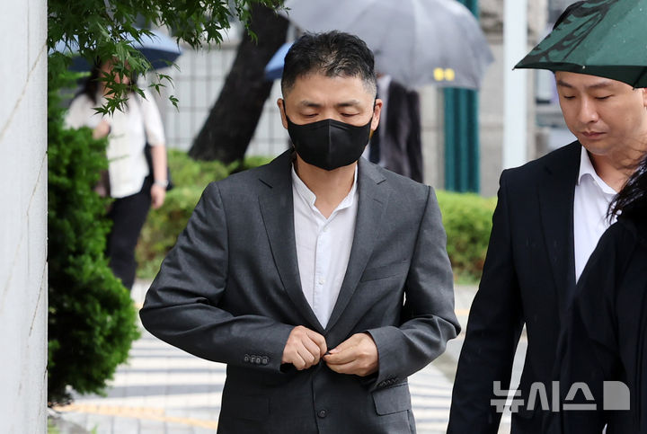 [서울=뉴시스] 조성우 기자 = SM 엔터테인먼트 인수 과정에서 시세조종을 지시·공모한 혐의로 재판에 넘겨진 카카오 창업자 김범수 미래이니셔티브센터장이 지난달 20일 오전 서울 양천구 서울남부지방법원에서 열린 27차
