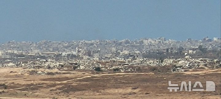 [스데로트=뉴시스]김난영 기자 = 이스라엘 남부 스데로트에서 바라본 지난 5월21일(현지시각) 가자 지구 모습. 많은 빌딩이 폐허가 되어 있다. 저명한 홀로코스트 학자인 오메르 바르토브 미 브라운대 석좌교수가 이스라