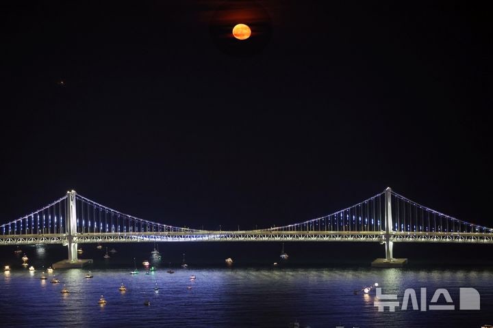 "부산 야경 보며 7080 추억 속으로" <b>레트로</b> 나잇 버스 투어