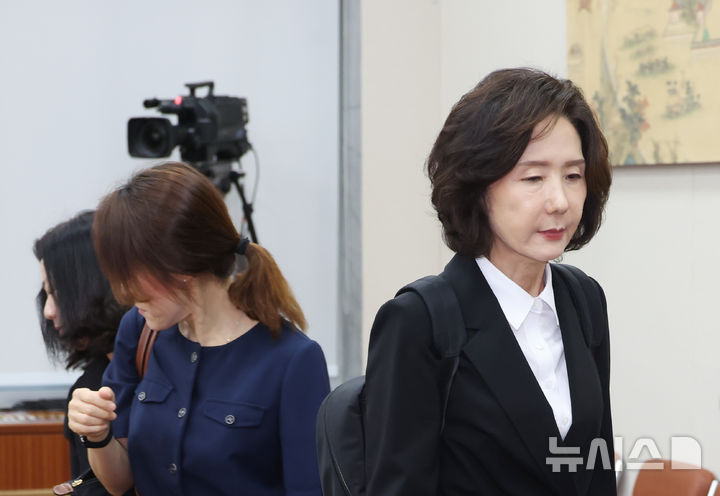 [서울=뉴시스] 고승민 기자 = 이진숙 사회부총리 겸 교육부 장관 후보자가 16일 서울 여의도 국회 교육위원회에서 열린 인사청문회에서 오전 질의를 마친 뒤 회의장을 나서고 있다. 2025.07.16. kkssmm99
