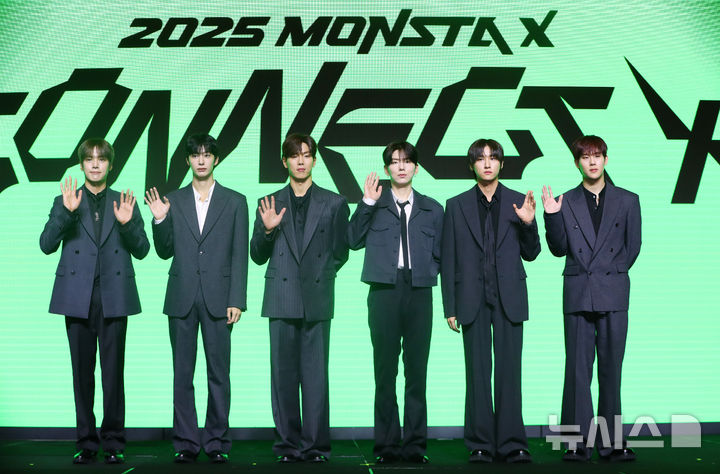 포즈 취하는 몬스타엑스