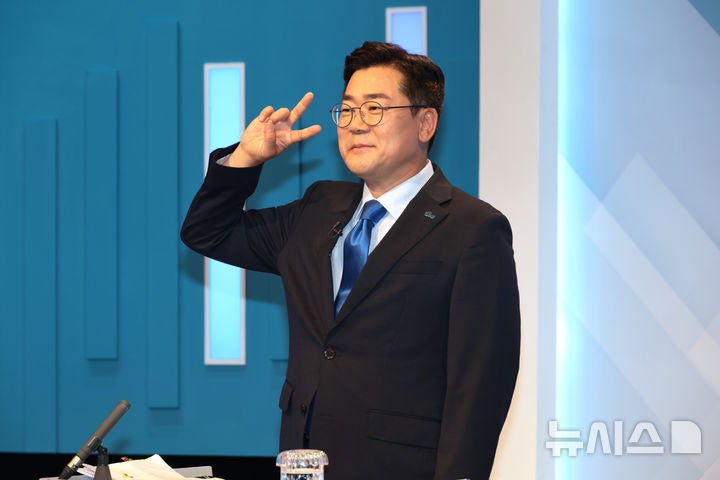 [서울=뉴시스] 국회사진기자단 = 박찬대 더불어민주당 당대표 후보가 16일 서울 양천구 목동 SBS에서 열린 TV토론회에서 기호2번 포즈를 취하고 있다. 2025.07.16. photo@newsis.com