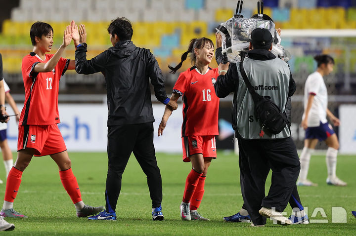 <b>동아시안컵 우승</b>한 여자 축구 대표팀