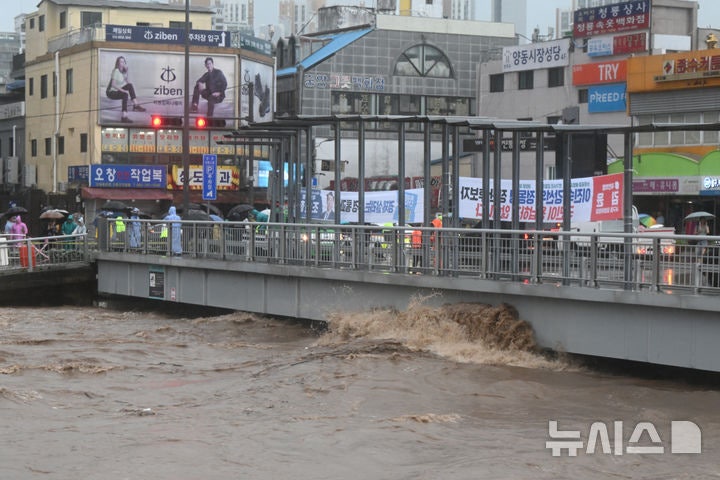광주 도심 하천 <b>범람위기</b> 고조…잇단 주민대피령(종합)