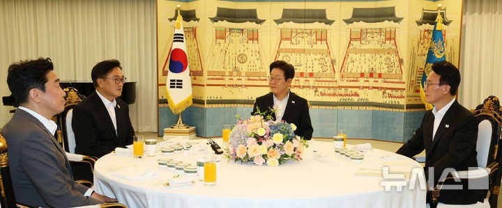 이재명 대통령, <b>우원식 국회의장</b>-김민석 총리 <b>만찬</b>