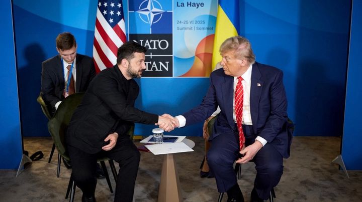 [헤이그=서울/뉴시스] 도널드 트럼프 미국 대통령(오른쪽)과 볼로디미르 젤렌스키 우크라이나 대통령이 지난달 25일(현지 시간) 네덜란드 헤이그에서 열린 나토 정상회의에서 회담하고 있다. 2025.07.18.
