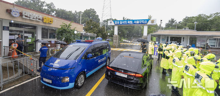 [의왕=뉴시스] 김선웅 기자 = 윤석열 전 대통령 탑승 추정 호송차량이 18일 경기 의왕시 서울구치소를 나서고 있다. 윤 전 대통령은 이날 오전 서울중앙지법에서 열리는 구속적부심사에 직접 출석한다. 2025.07.1