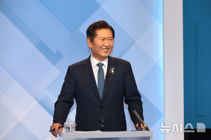 [서울=뉴시스] 국회사진기자단 = 정청래 더불어민주당 당대표 후보가 16일 서울 양천구 목동 SBS에서 열린 TV토론회에서 박찬대 당대표 후보를 바라보며 미소 짓고 있다. 2025.07.16. photo@newsis