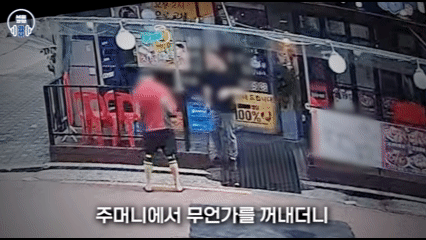 [서울=뉴시스] 식당에서 자신과 부딪혔다는 이유로 라이터 휘발유를 뿌리며 손님을 위협한 남성이 경찰에 체포됐다.. (사진=서울경찰 유튜브 캡처) 2025.07.18 *재판매 및 DB 금지