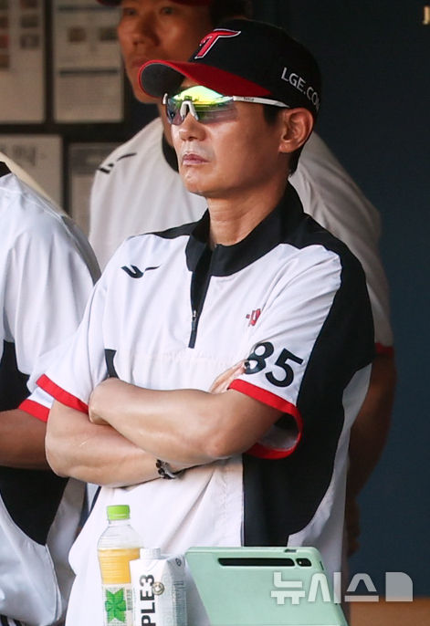'단독 2위 수성' LG 염경엽 <b>감독</b> "문성주, 타선 이끌어…번트 성공한 구...