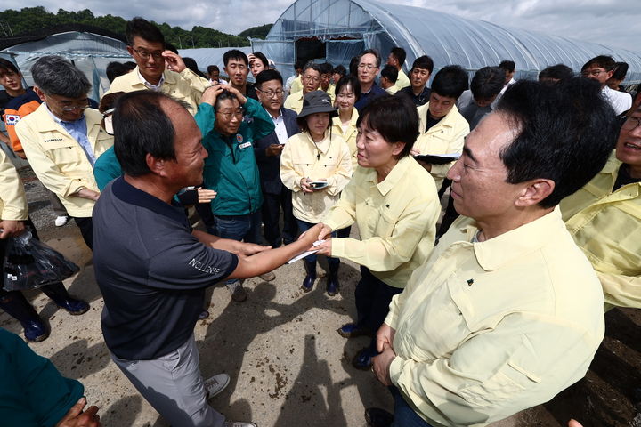 [세종=뉴시스] 농림축산식품부는 송미령 장관이 20일 오전 집중호우로 침수 피해를 입은 충남 부여군 소재 시설원예 농가를 방문해 응급 복구 진행 상황을 점검했다고 밝혔다. (사진=농식품부 제공) 2025.07.20.
