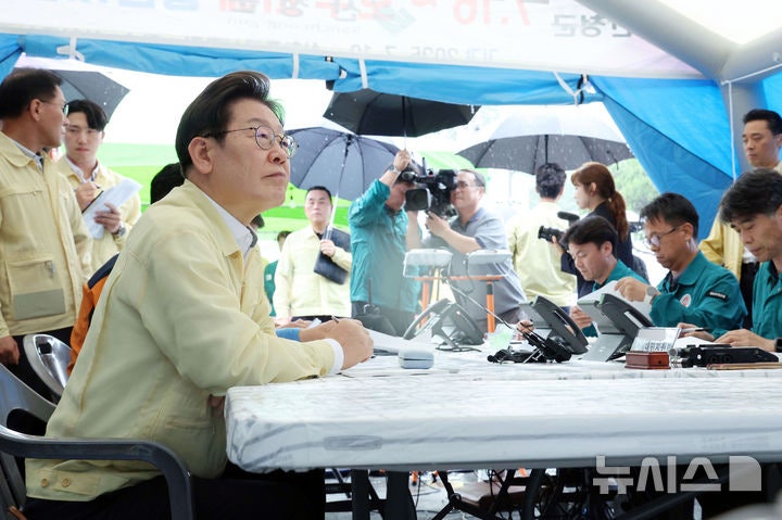 이 대통령, '<b>호우 피해</b>' <b>산청</b> 찾아 "자원 총동원해 주민 도와라"(종합)