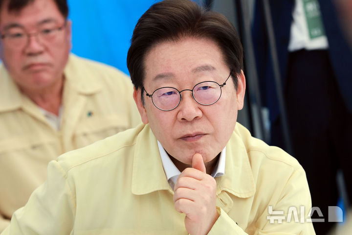 [산청=뉴시스] 고범준 기자 = 이재명 대통령이 21일 기록적인 폭우가 쏟아진 경남 산청군 산청읍 행정복지센터 앞에 마련된 호우 피해 통합지원본부에서 관계자들로부터 피해 상황 설명을 듣고 있다. 2025.07.21.