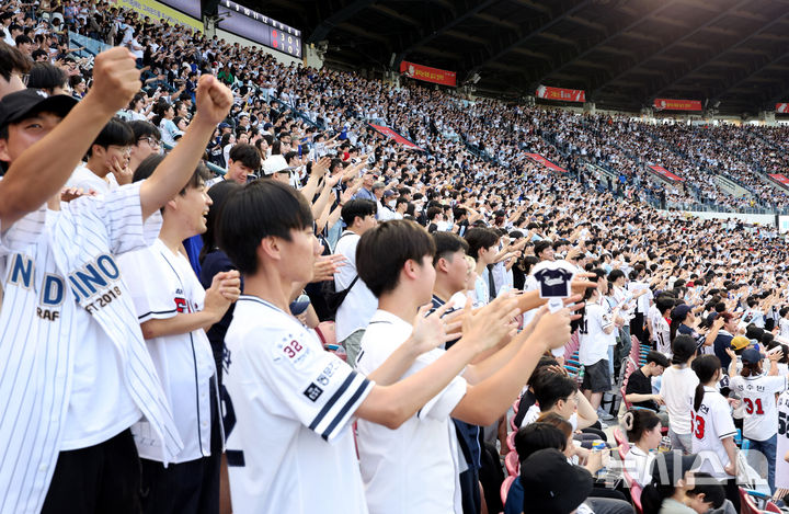 '두 번째 10연승 도전' <b>한화</b> vs '7월 상승세' <b>두산</b> <b>대결</b>에 잠실구장 '만...