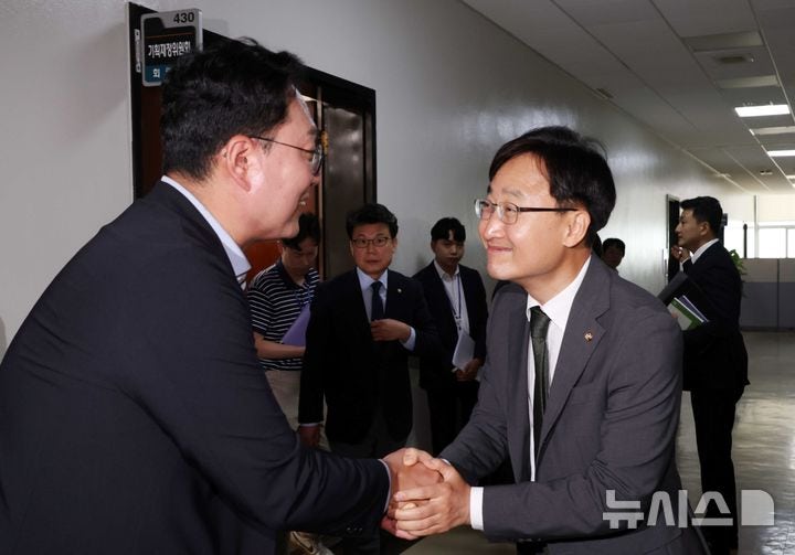 축하 인사받는 <b>임광현 국세청장 후보자</b>